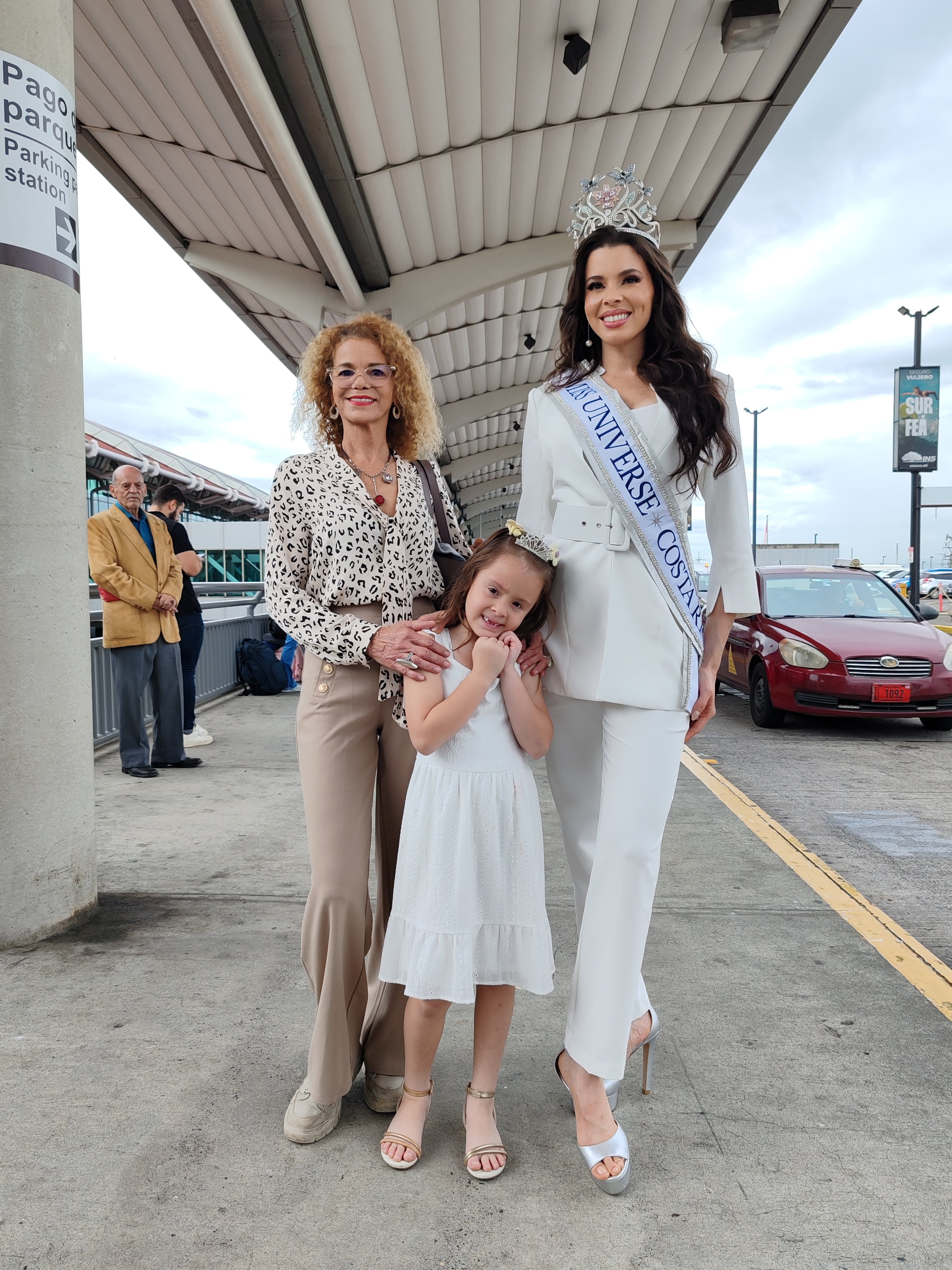Elena Hidalgo Ramírez, Miss Universe Costa Rica 2024, se fue rumbo al Miss Universo en México.