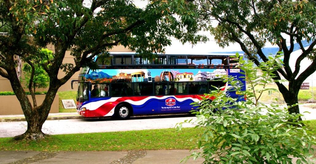 Este es el bus que lo lleva a recorrer la capital del país.