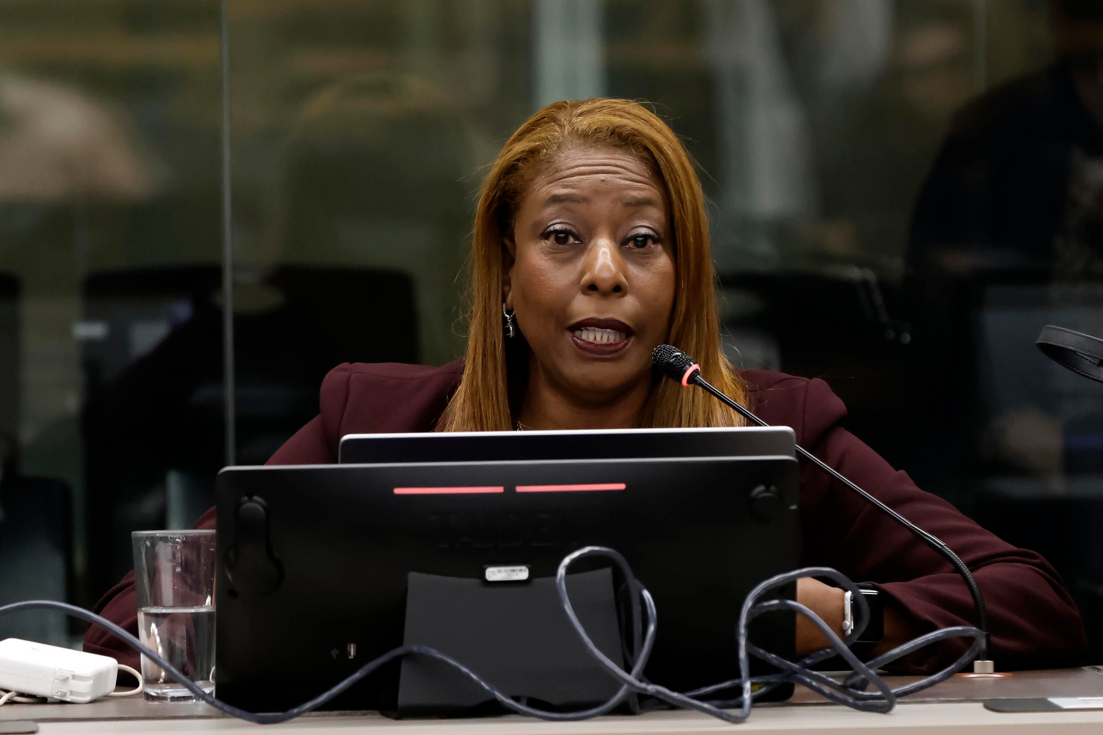 06/11/2023. Asamblea Legislativa, San José. Hora: 06:00 p.m. Comparecencia de la presidenta de la Junta De Protección Social de San José, Esmeralda Britton (en la foto), en la Comisión que investiga las contrataciones en el SINART. Fotos: Mayela López
