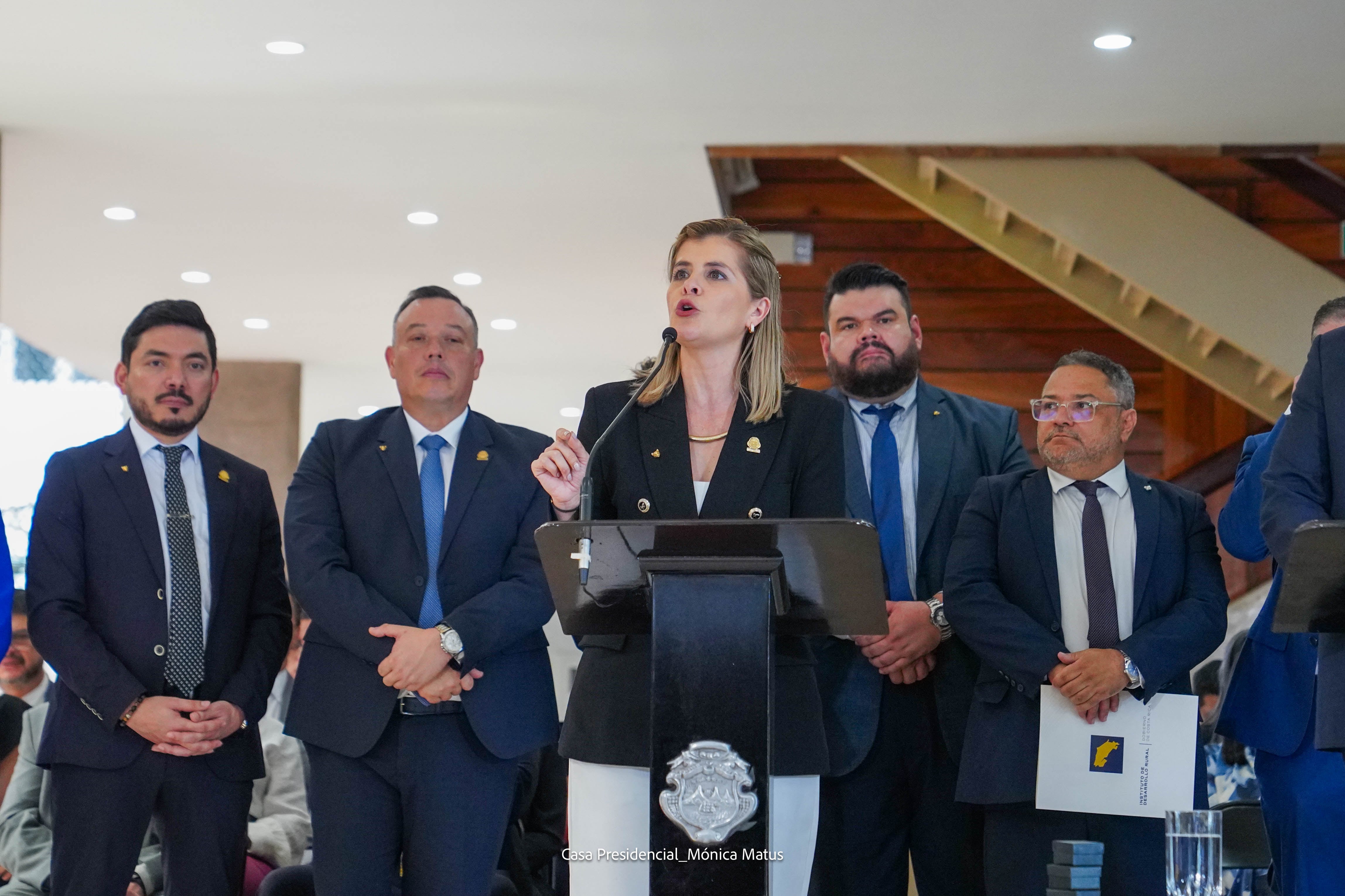 Renuncias de varios ministros y presidente del Inder.