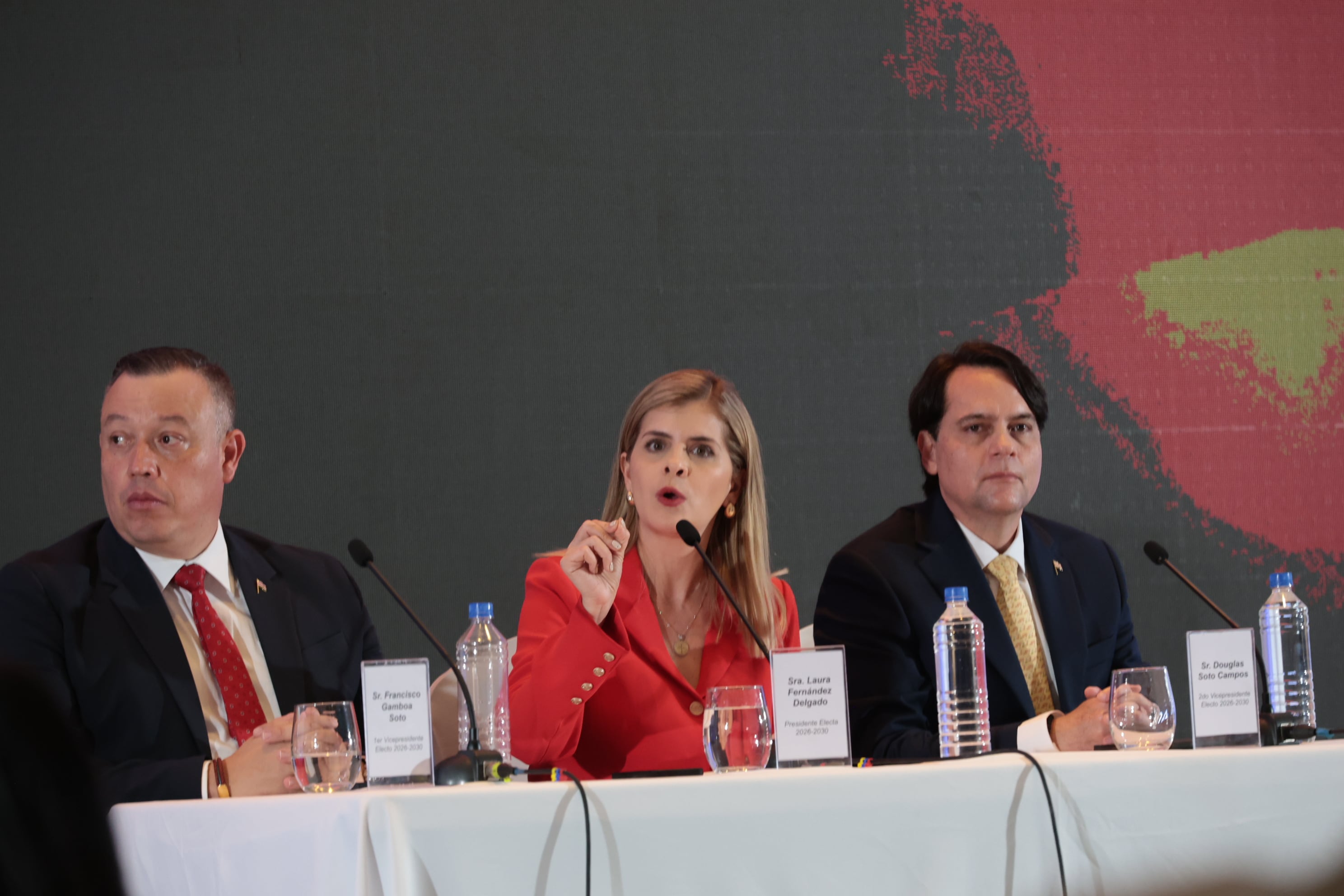 02/02/2026/ La presidente electa Laura Fernández brinda su primera conferencia de prensa junto a su esquivo de gobierno el vicepresidente electo Francisco Gamboa y el 2do vicepresidente electo Douglas Soto en el Holiday Inn AUROLA / Foto John Durán