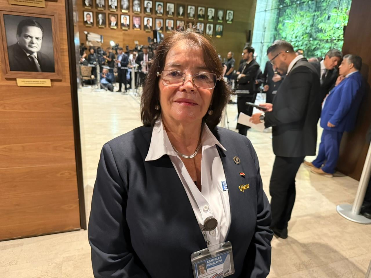 Yolanda Leitón Varela, ella es ujier y estaba demasiado llena de nostalgia porque los nuevos 57 diputados serán sus últimos, se pensiona.