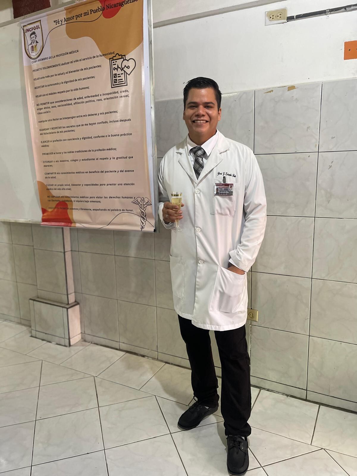 El joven médico Yerri Estrada, quien nació en Costa Rica, lleva más de 50 días detenido en Nicaragua. Su familia pide por su liberación.