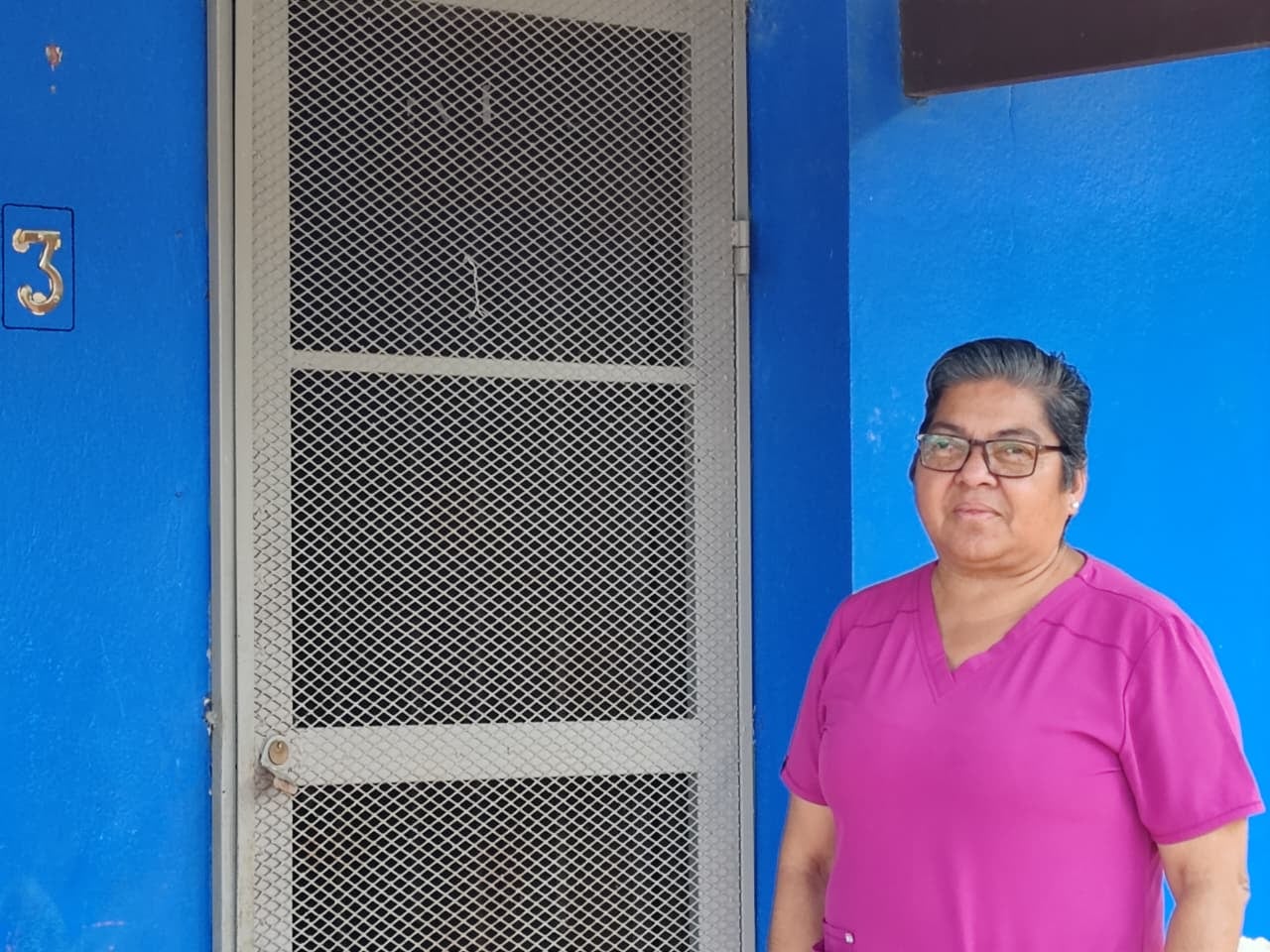 Bernardita Hernández, conocida como la Tía Berna en Aldeas Infantiles SOS, encontró en nuestro país el lugar donde pudo desarrollar su vocación de educadora y madre sustituta. Hoy dedica su vida a formar niños y jóvenes con amor, disciplina y esperanza.