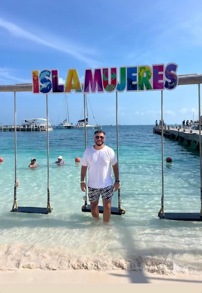 Alonso Solís se fue de vacaciones a México.