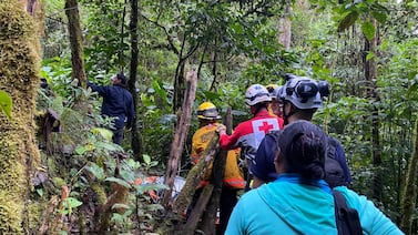 Mujer sufrió violenta caída en precipicio de 300 metros mientras realizaba senderismo