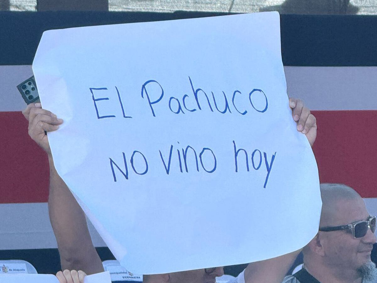 Asistentes demostraron su descontento con el presidente.