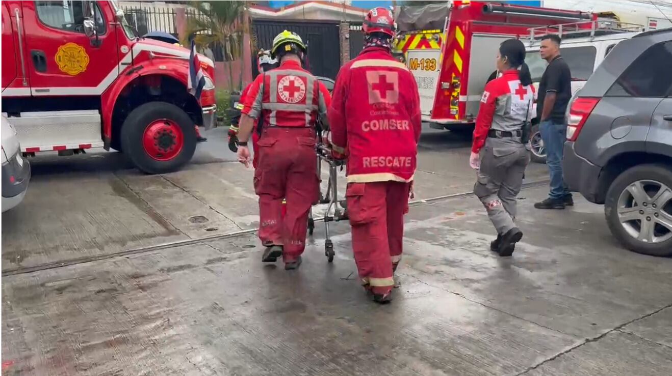 Hombre está grave luego de quedar prensado debajo de camión