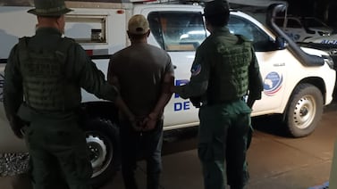 Hombre se tiró de chapulín al ver a policías y casi se van de espalda al descubrir el porqué