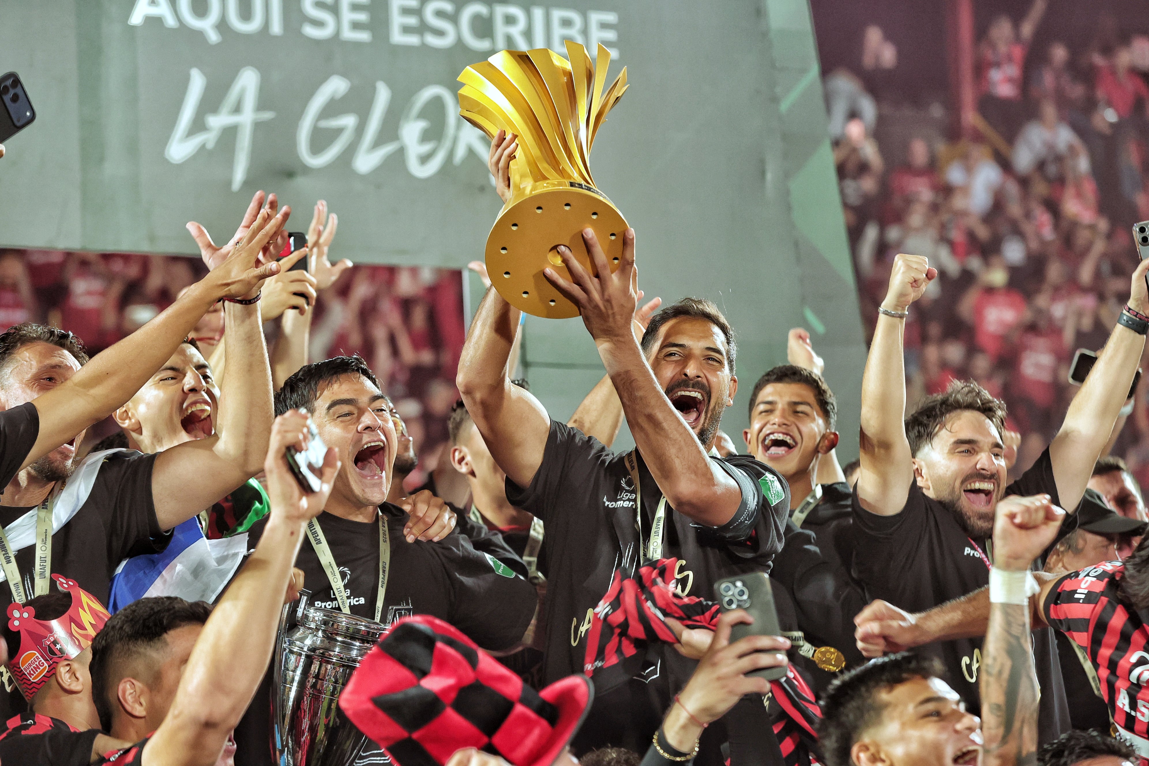 20/12/2025/ partido de ida entre Liga Deportiva Alajuelense vs Saprissa por el partido de vuelta de la final del Torneo apertura de la Liga Promerica 2025 en el estadio Alejandro Morera Soto / foto John Durán