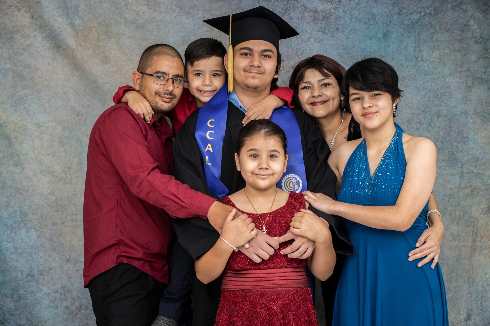 Amanda de los Ángeles Quesada Ramírez, es una niña de 10 años que, tras haber llegado a una cita al Hospital de Niños, se enamoró del proyecto de llenar corazones de metal con tapitas de botellas de plástico. En la foto, el papá de Amandita, Daniel Quesada, el hermano menor, Isaac Quesada Ramírez, el hermano mayor, Joel Mora Ramírez, Amandita, doña Sugey Ramírez Marín, la mamá y Jimena Quesada Ramírez, hermana.