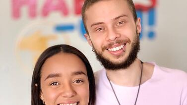 Novio asiste a clases con su pareja para traducirle las lecciones en Lesco