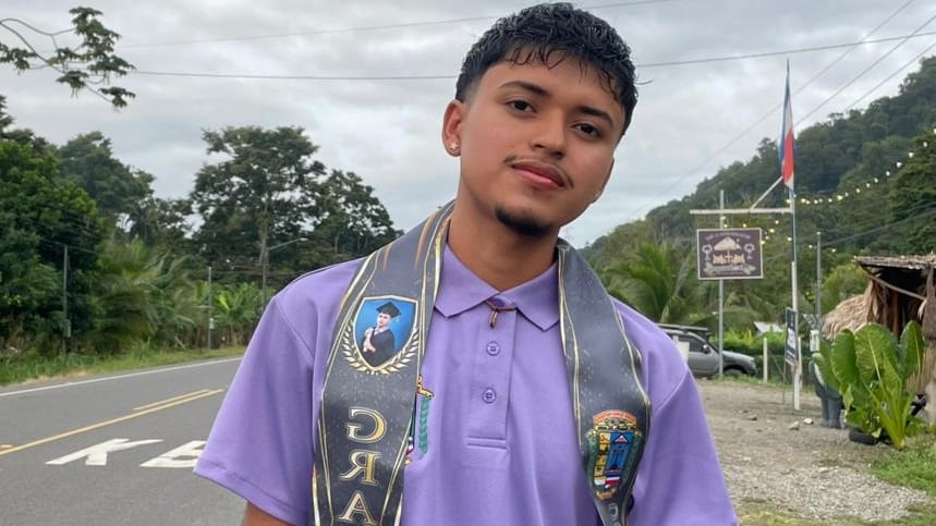 Supera pobreza y se gradúa con honores: la inspiradora historia de Yilmark Navarro