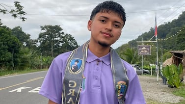 Faltó a su graduación de noveno por no tener zapatos, pero se propuso no faltar a la de bachillerato y lo logró