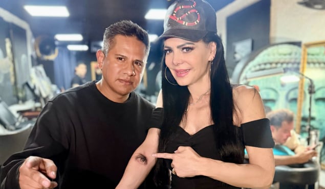 Maribel Guardia mostró el tatuaje que se hizo en honor a su hijo Julián Figueroa, quien cumplirá tres años de muerto.