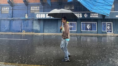 Tormenta en el Fello Meza causó terror entre aficionados que disfrutaban de partido