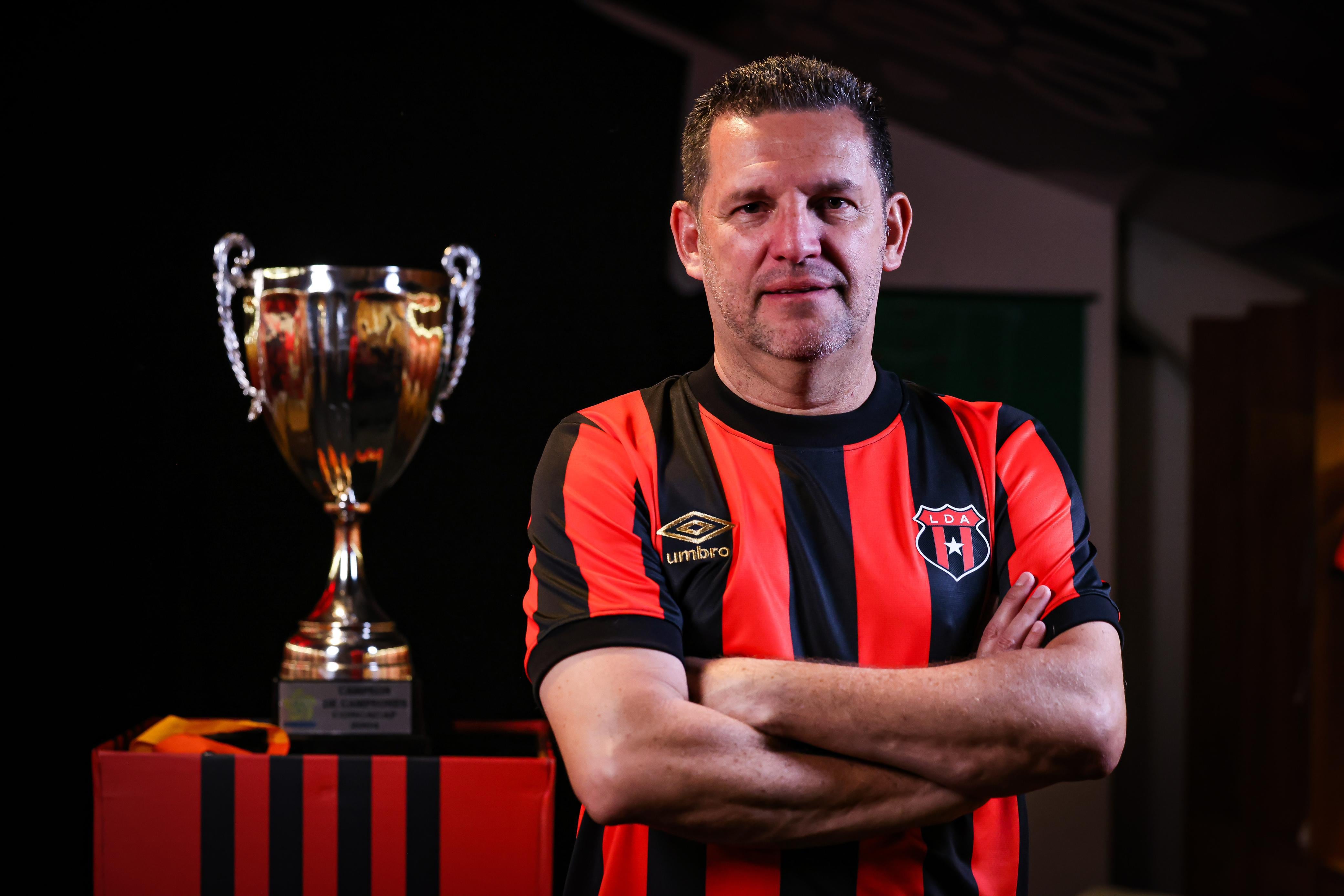 Javier Delgado muestra la prenda de edición limitada con la que Liga Deportiva Alajuelense recuerda lo ocurrido hace 20 años, cuando ganó la final de Concacaf contra Saprissa.