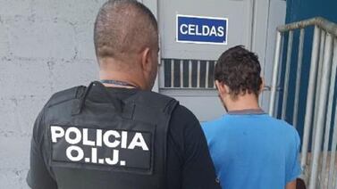 Hombre amenazó a policías y huyó por montaña pero fue detenido al escoger sorprendente escondite