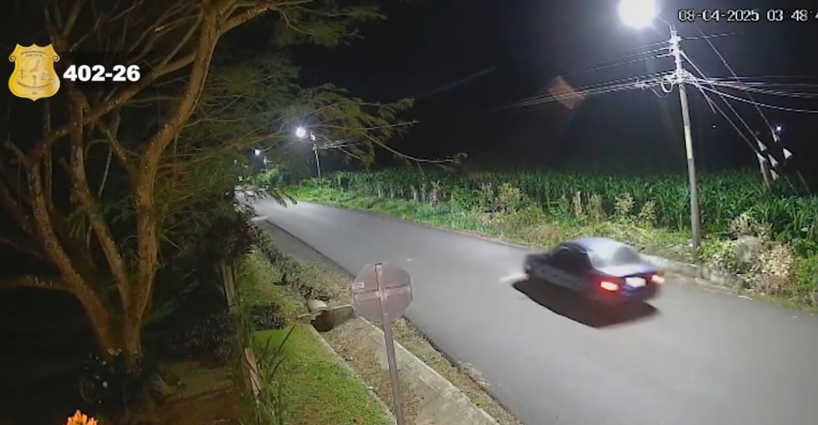 Buscados por llegar hasta una vivienda y disparar en varias ocasiones utilizando una pistola calibre 9 milímetros y un fusil tipo AK-47, en Los Geranios de Guácimo. Foto: Captura de video