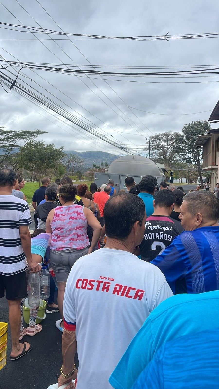Los vecinos de Los Hatillos, según nos aseguran, están viviendo una de las peores sequías de su vida, incluso consideran que no hay ninguna diferencia entre ellos y el desierto del Sahara por la enorme falta de agua que deben sobrevivir todos los días