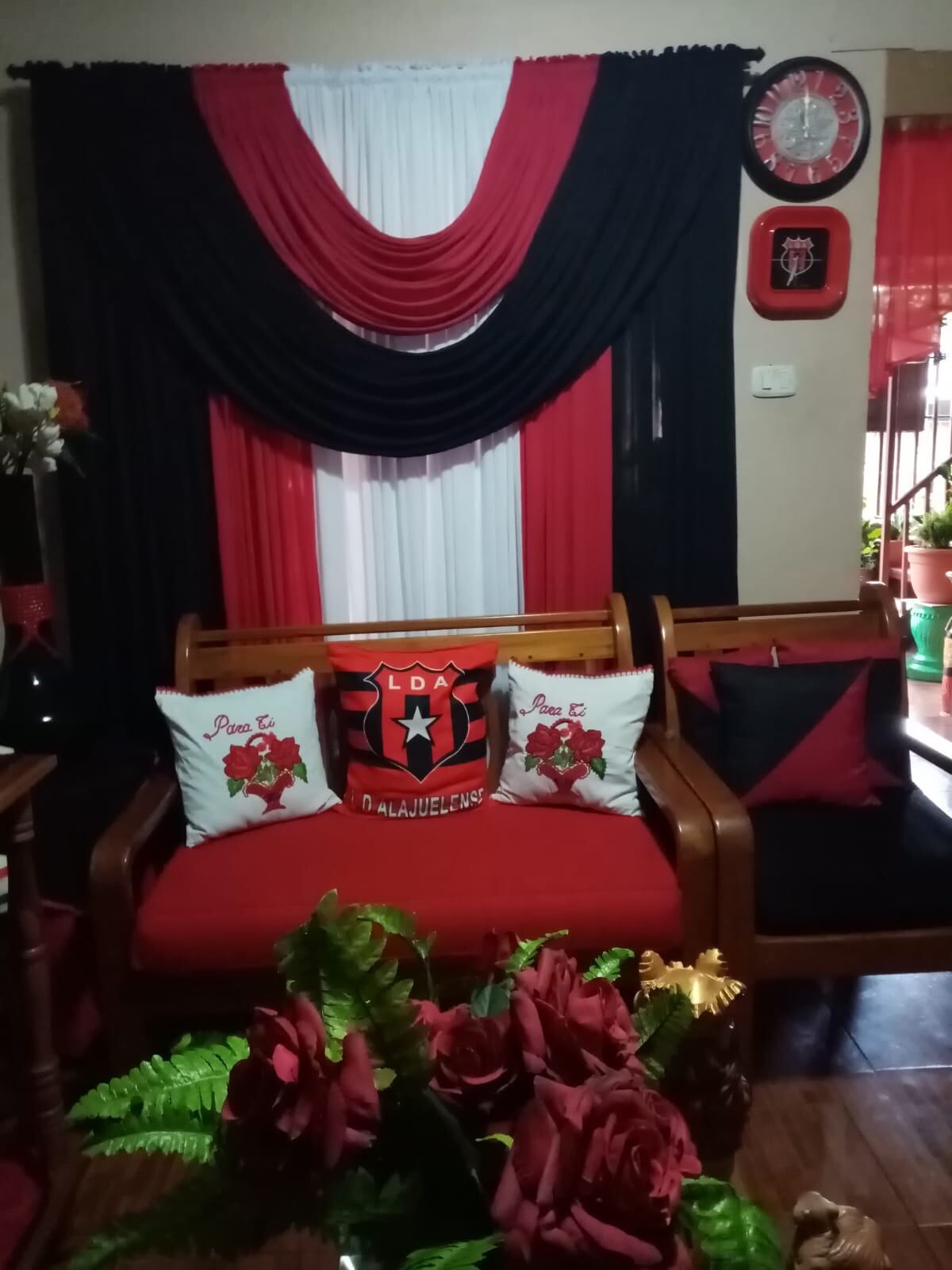 Adela Sorto, aficionada de Alajuelense y su casa que parece museo de la Liga