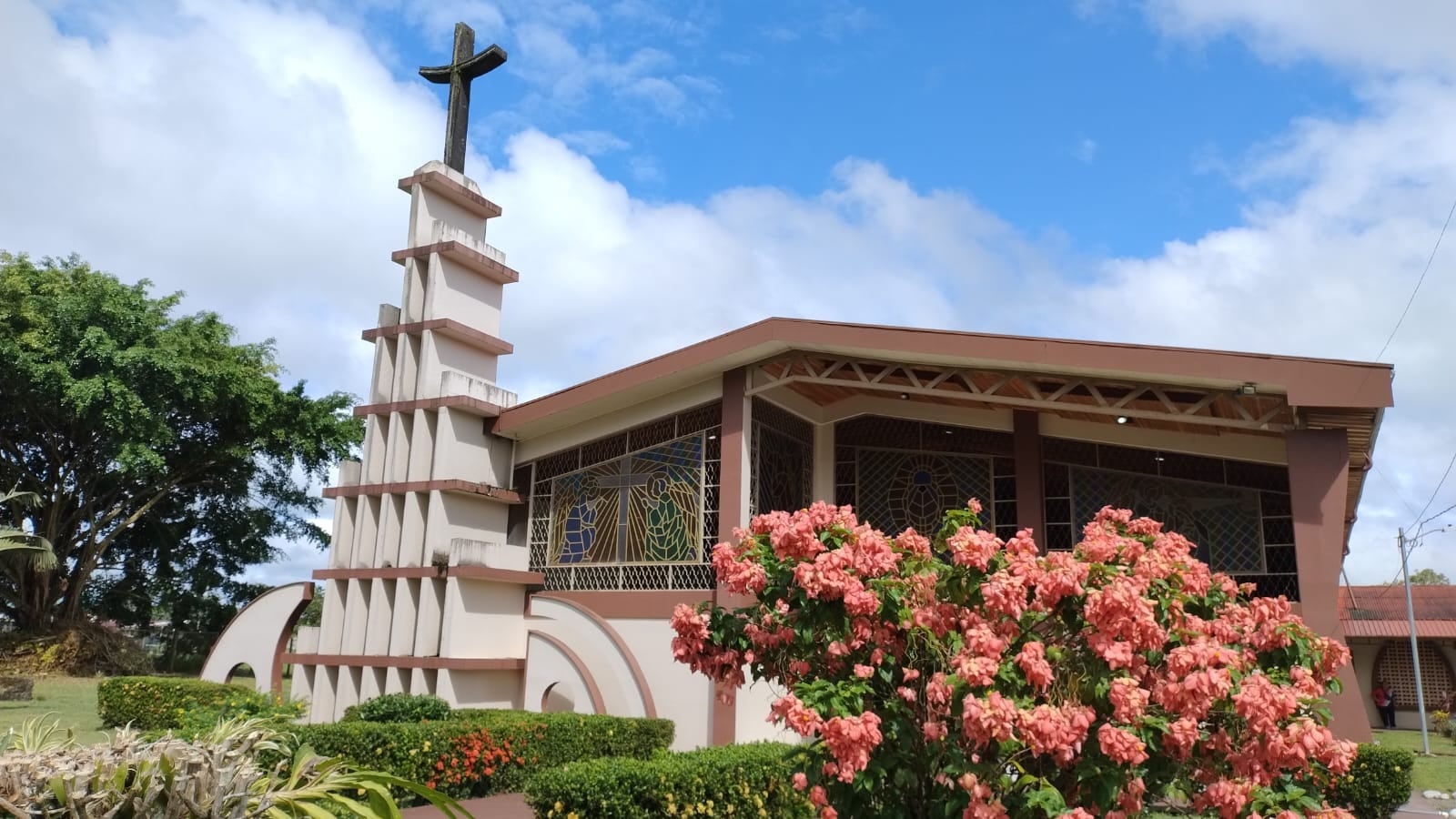 La historia mariana del país recibe con los brazos abiertos a una niña de 11 años, Abby Isabel Rodríguez Villalobos. De sus manos, con un poquitico de ayuda de su abuelita, se hizo el vestidito que lucirá todo el próximo año la Negrita del Santuario Mariano Diocesano de los Ángeles de San Carlos