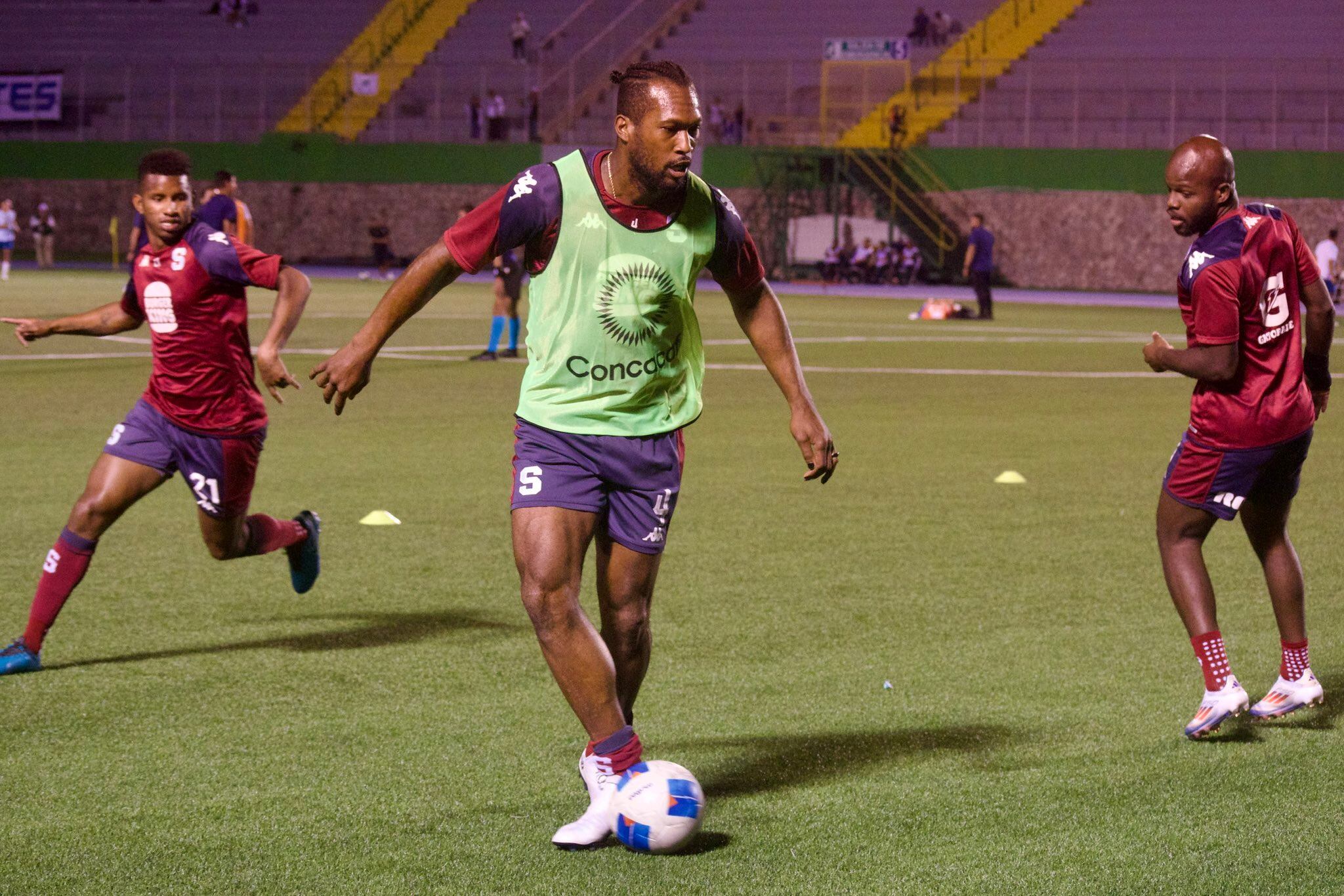 Kendall Waston, Fidel Escobar y Javon East son titulares en el partido de ida del repechaje entre Comunicaciones y Saprissa.