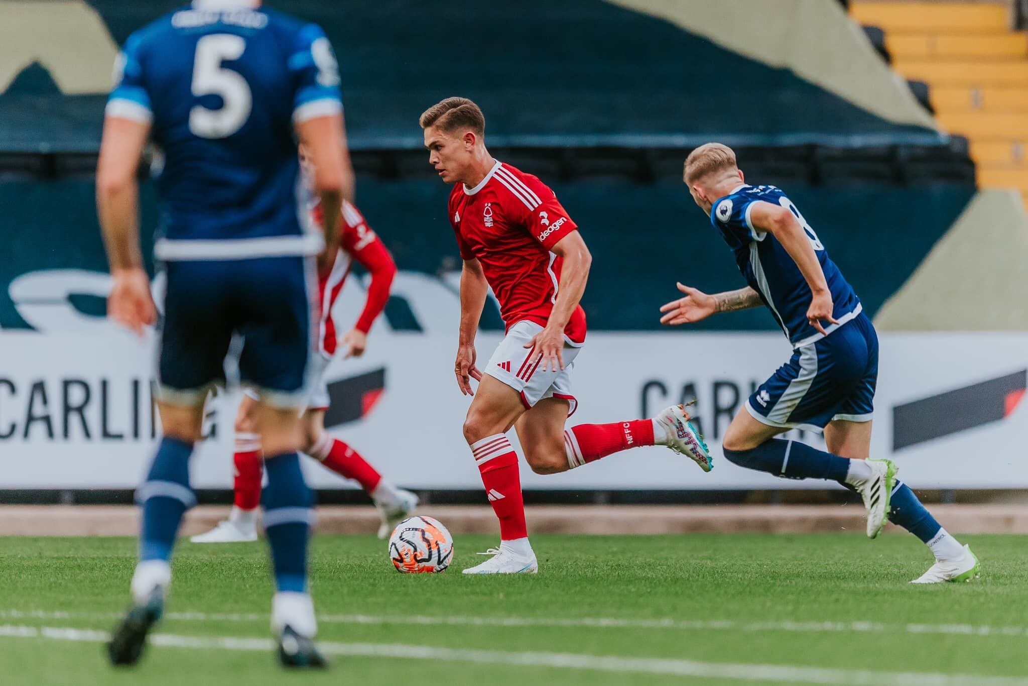 Brandon Aguilera tendrá que esperar un poco más para jugar con el Nottingham Forest.