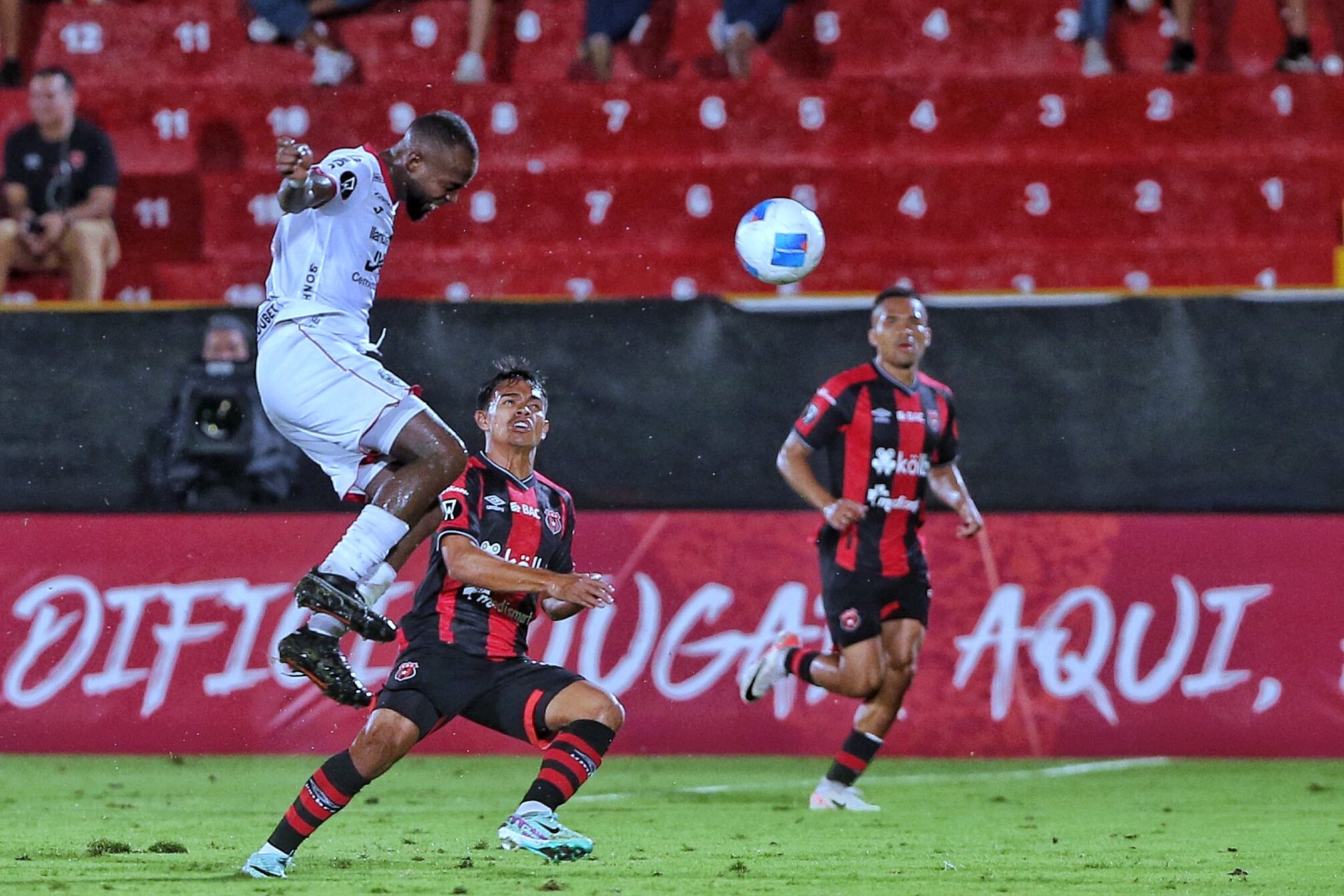 23/07/2024/ Juego entre Liga Deportiva Alajuelense vs CD Marathón por la CONCACAF Center American Club 2024 en el estadio Alejandro Morera Soto / Foto John Durán