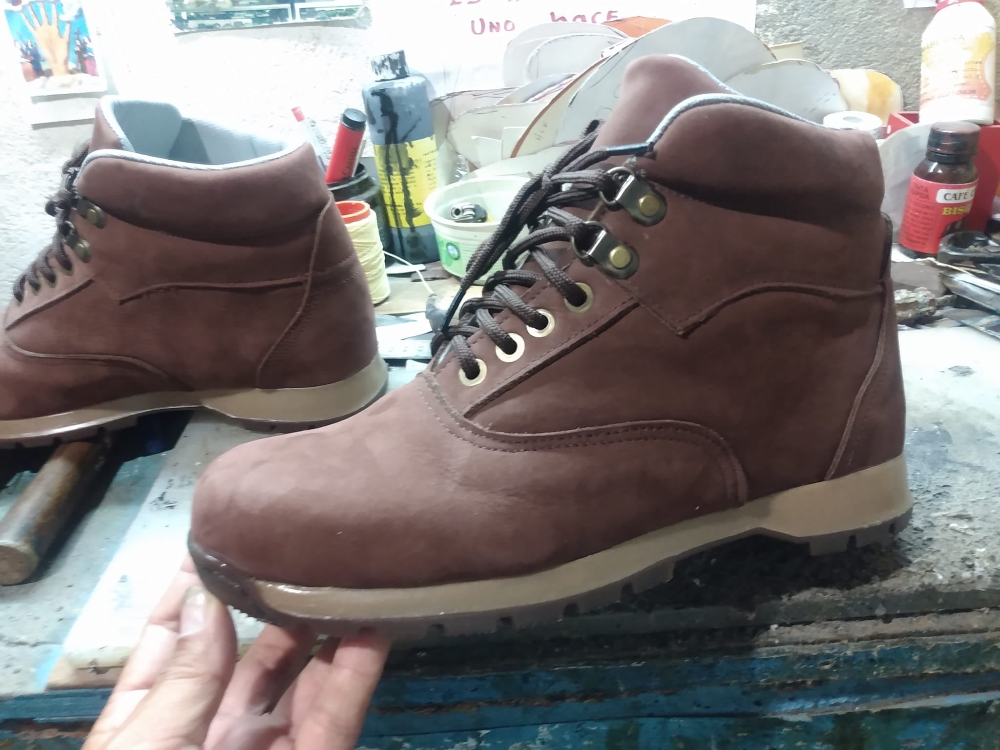 Enrique Guadamuz abrió su zapatería en Costa Rica