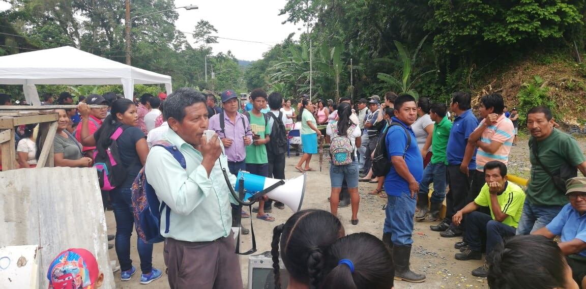 Indígenas protestan ante alza de buses