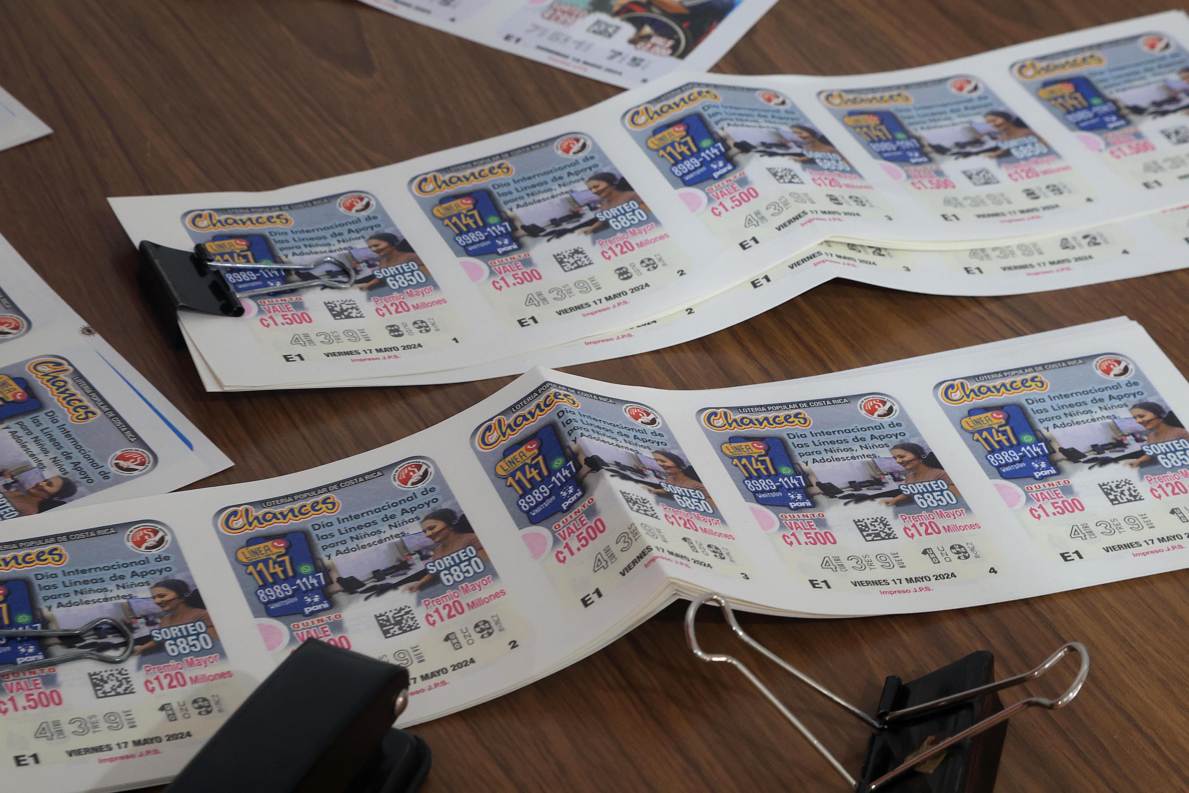 17/05/2024 San Vicente de Santo Domingo de Heredia. Sorayda Martínez vendía chances esta mañana en el puesto Copias y Más. Por estos días la venta de chances y lotería ha estado buena porque los compradores aspiran a ganar el premio acumulado que para este viernes está en 1200 millones de colones. Foto: Rafael Pacheco Granados