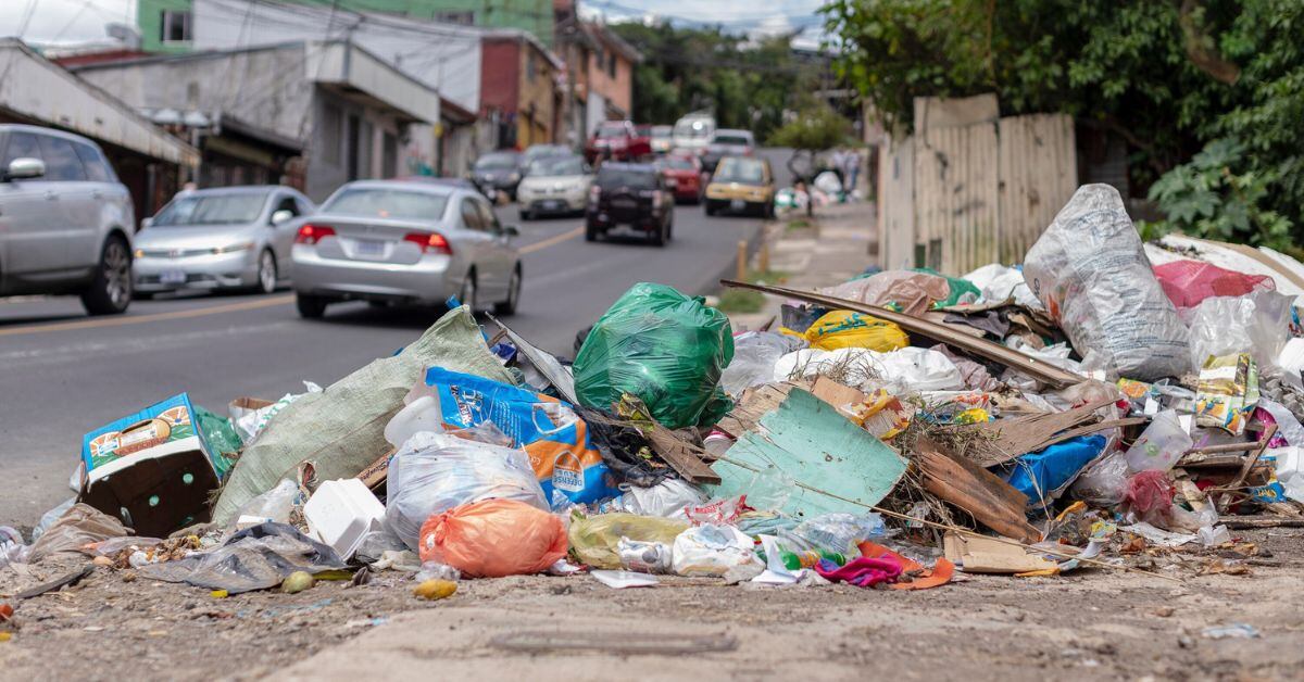 En la imagen un montículo de basura en la vía pública de Barrio México, San José.