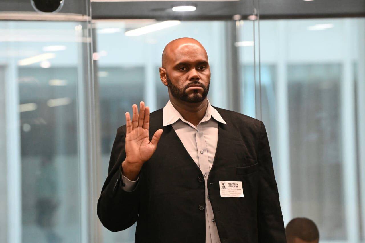 El ucraniano Remi Osman Mucondo, quien vendió servicios de "mano izquierda" a la campaña electoral del presidente Rodrigo Chaves, compareció ante la Comisión de Financiamiento de Partidos Políticos. Fotos: Albert Marín