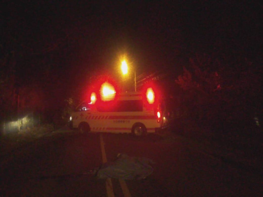 Un hombre perdió la vida por el choque entre un carro y una moto en Alajuela. Foto cortesía.