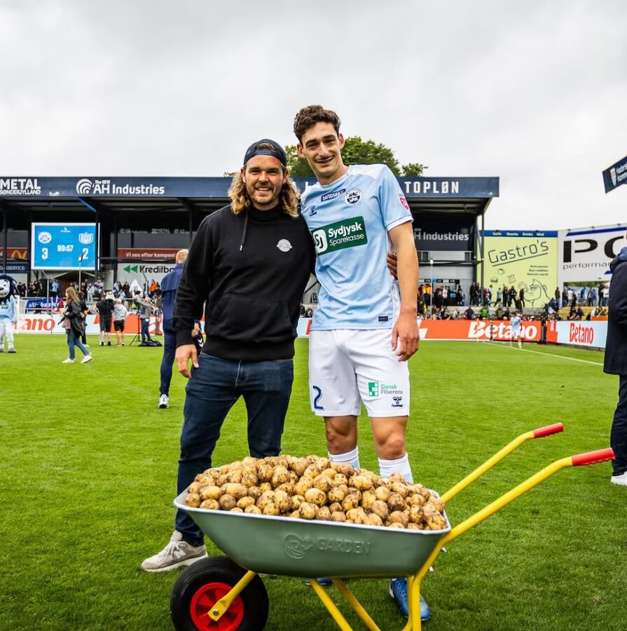 El central francés Maxime Soulas, jugador del Sonderjyske de Dinamarca recibió un carretillo lleno de papas, al ser nombrado el mejor jugador de un partido. Instagram Sonderjyske.