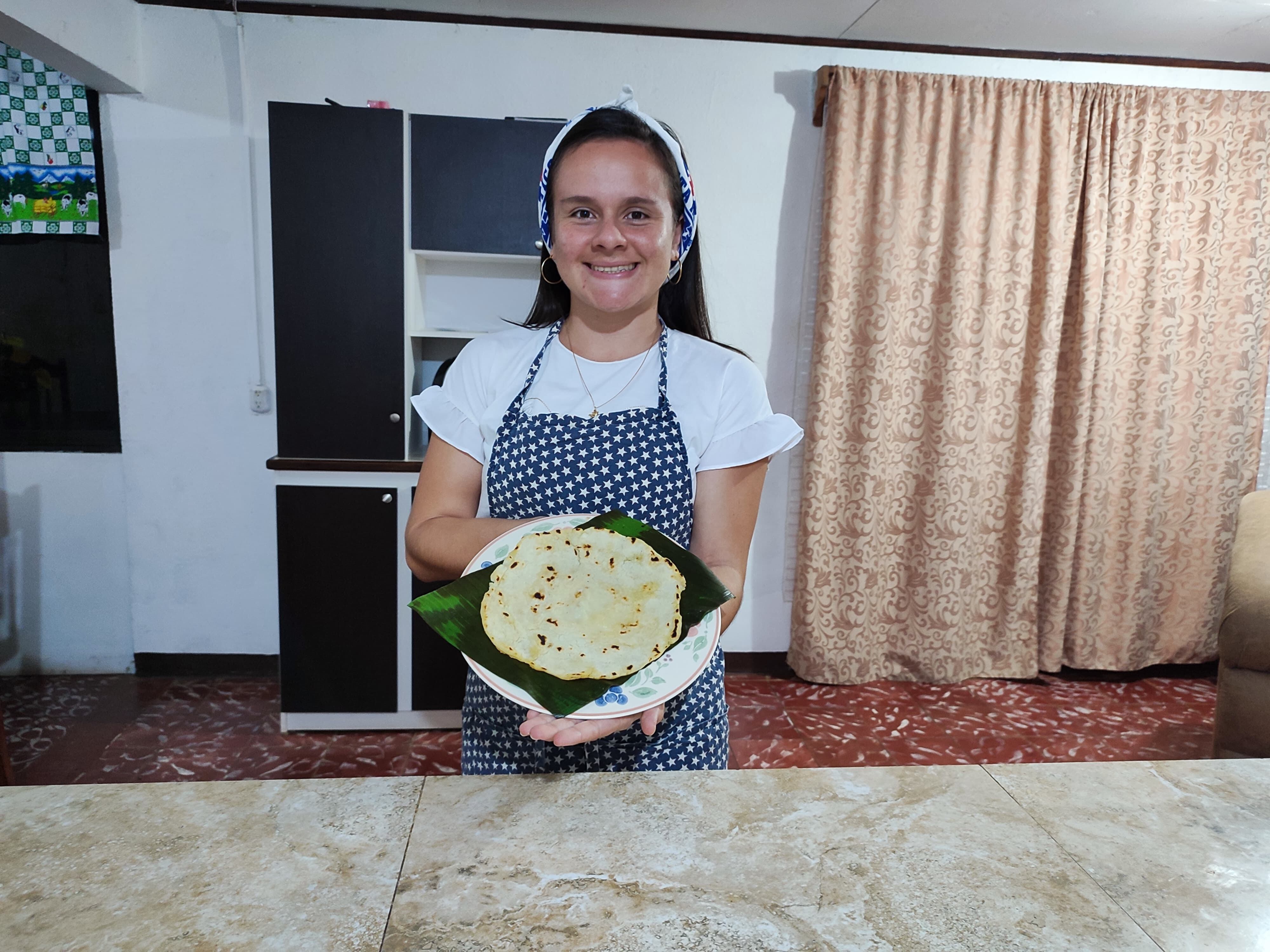 Sofía Pérez Garro, quien es turrialbeña y tiene 25 años y hace tortillas palmeadas ya que le enseñó su abuelita, doña Eugenia Garro Solano.