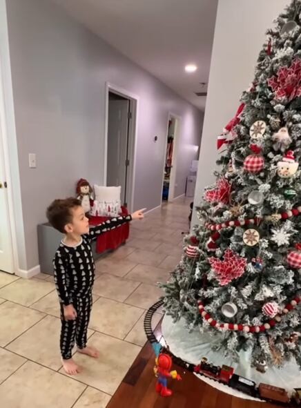 Saúl, hijo de Elías Alvarado, es sorprendido por Elfo cada mañana.