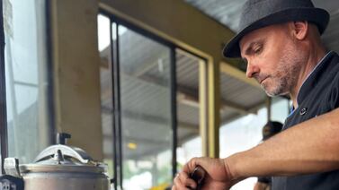 Del banquillo a la parrilla: Víctor Abelenda la rompe con su emprendimiento de asados