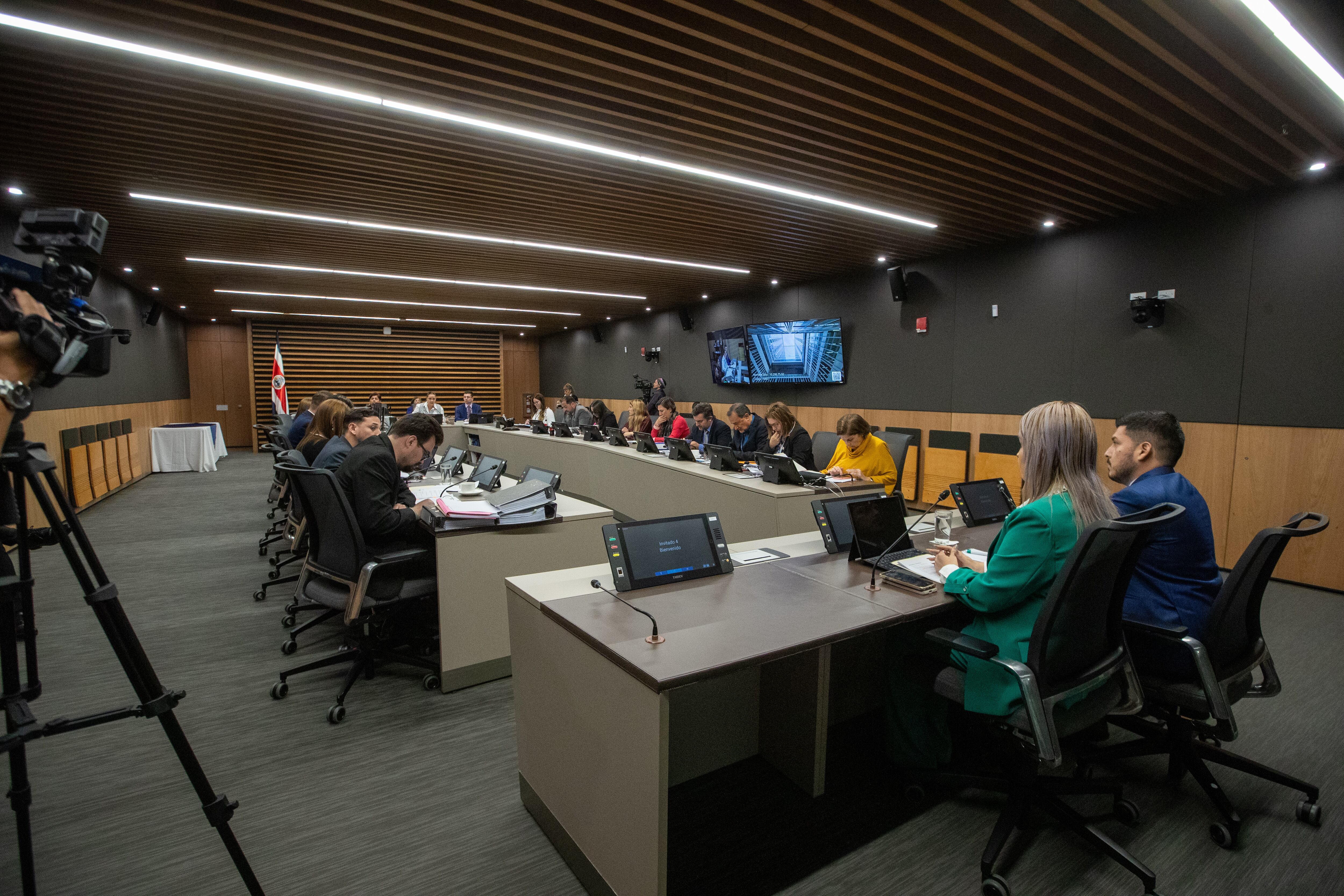 13/11/2023, San Jose, Asamblea Legislativa, comparecencia de Jacqueline González funcionaria del ICE en la comisión de investigación de contratos del SINART.