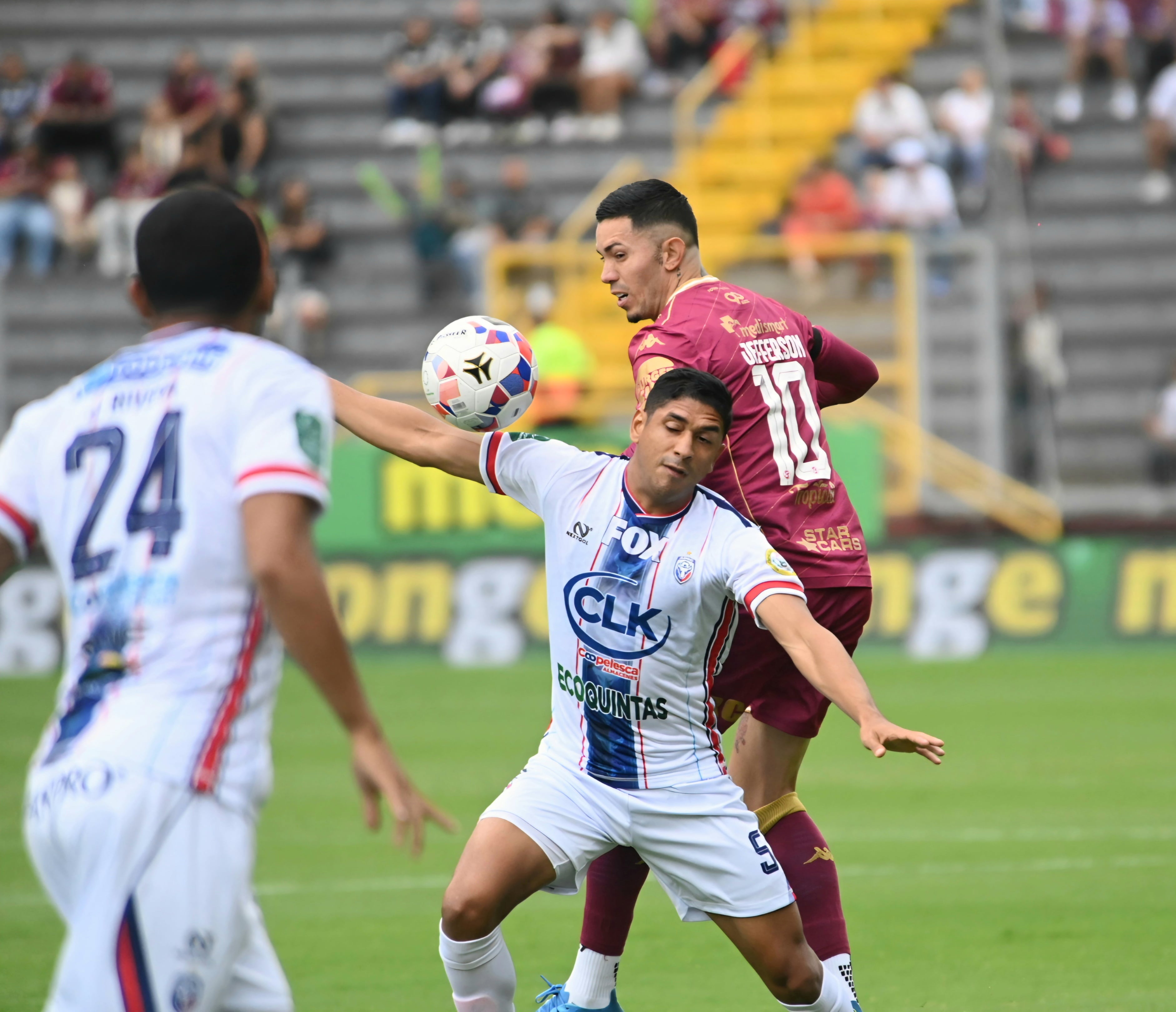02 de agosto del 2026. Estadio Ricardo Saprissa. 16:00 hrs. El Deportivo Saprissa se enfrenta al San Carlos FC en la jornada 2 del Torneo de Apertura 2026 del Campeonato Nacional de fútbol de la Primera División. En la foto: los técnicos Hernán Medford y Walter Centeno y acciones importantes del juego. Foto: Albert Marin.