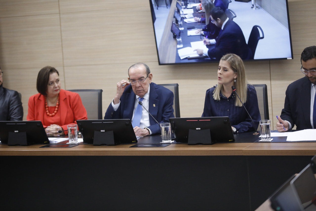 Laura Fernández, presidenta electa y ministra de la Presidencia, se reunió con las jefaturas de fracción salientes, para solicitarles la priorización de siete proyectos de ley.