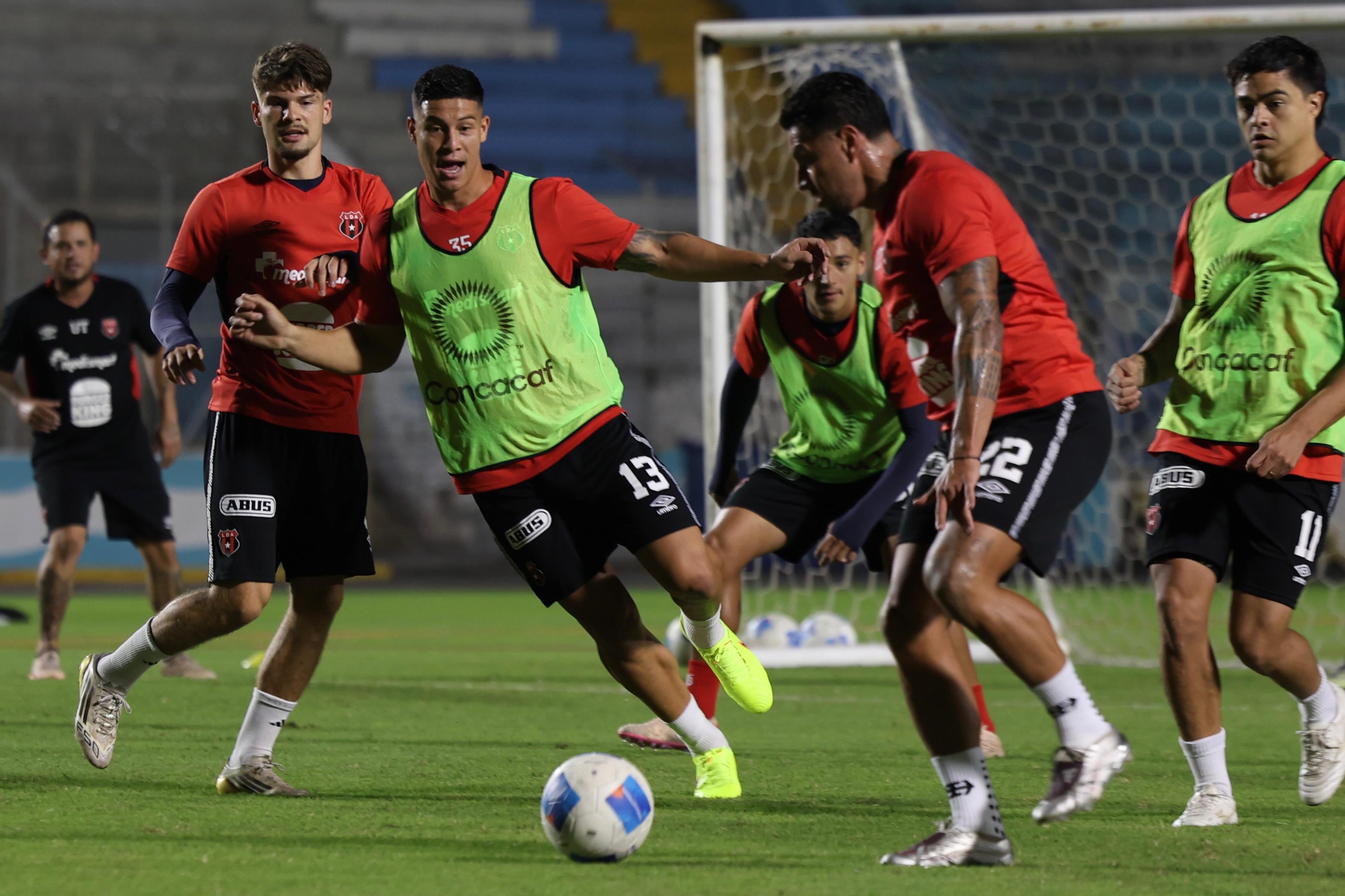 Elián Quesada es uno de los jugadores que se encuentran con Liga Deportiva Alajuelense en Honduras, para el juego crucial contra Olimpia, por el pase a la final de la Copa Centroamericana de Concacaf.
