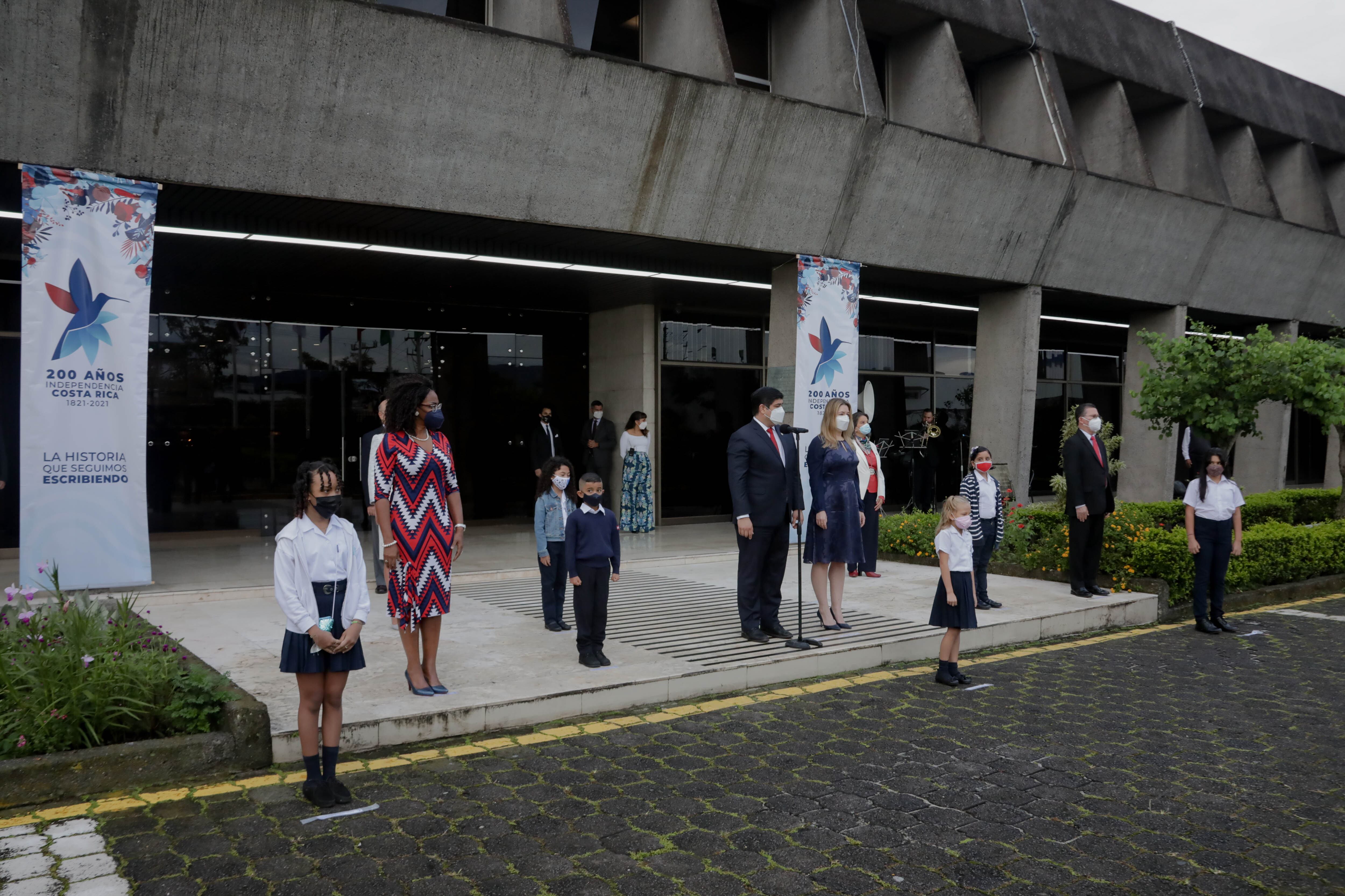 Sara Orozco Salas, de siete años y estudiante de la escuela Lajas de Cañas, quien viajó desde Guanacaste, fue la encargada de izar el pabellón nacional en Casa Presidencial, junto al presidente del país, Carlos Alvarado