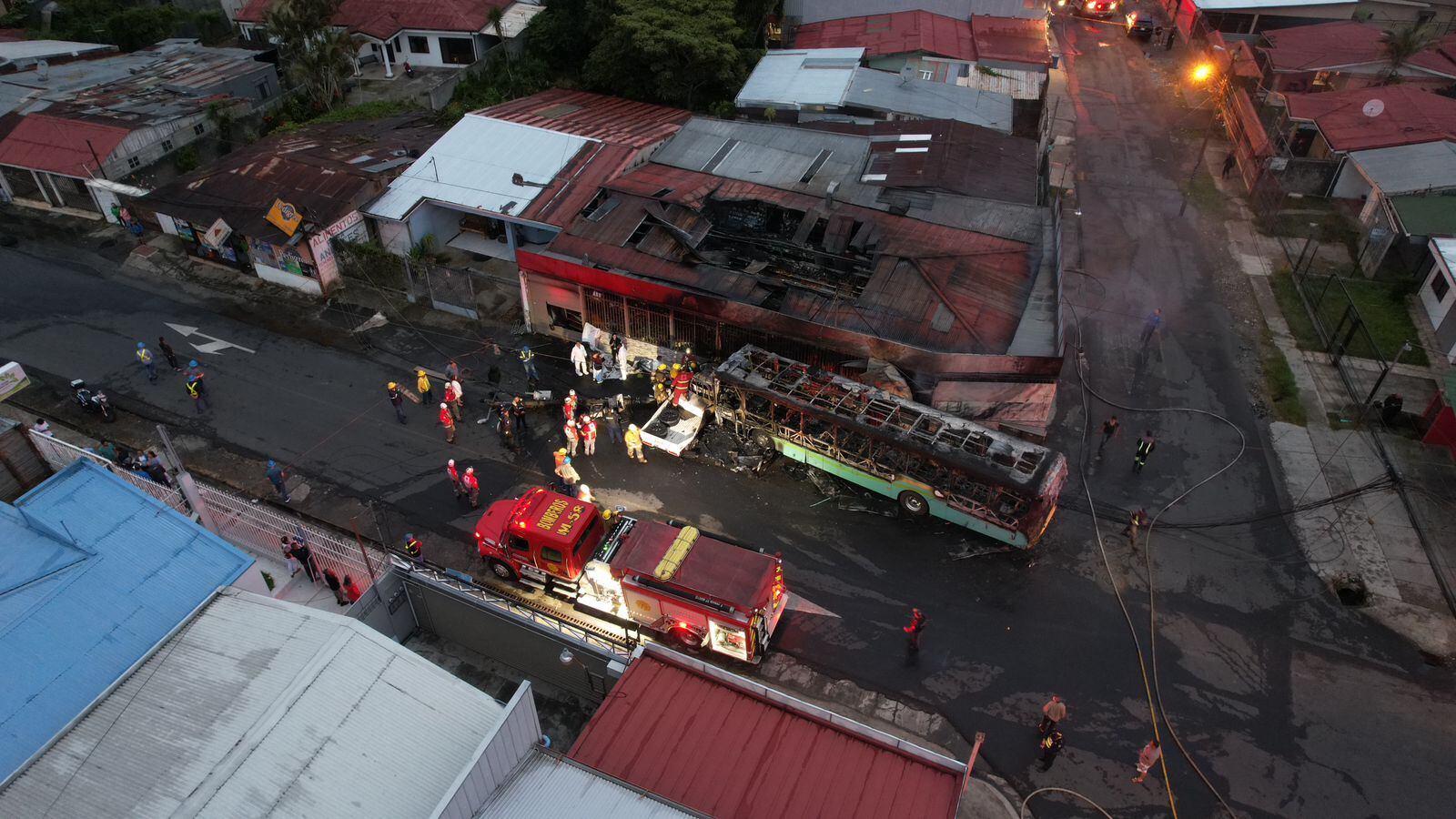 Choque entre bus y camión en Cartago. Foto Keyna Calderón.