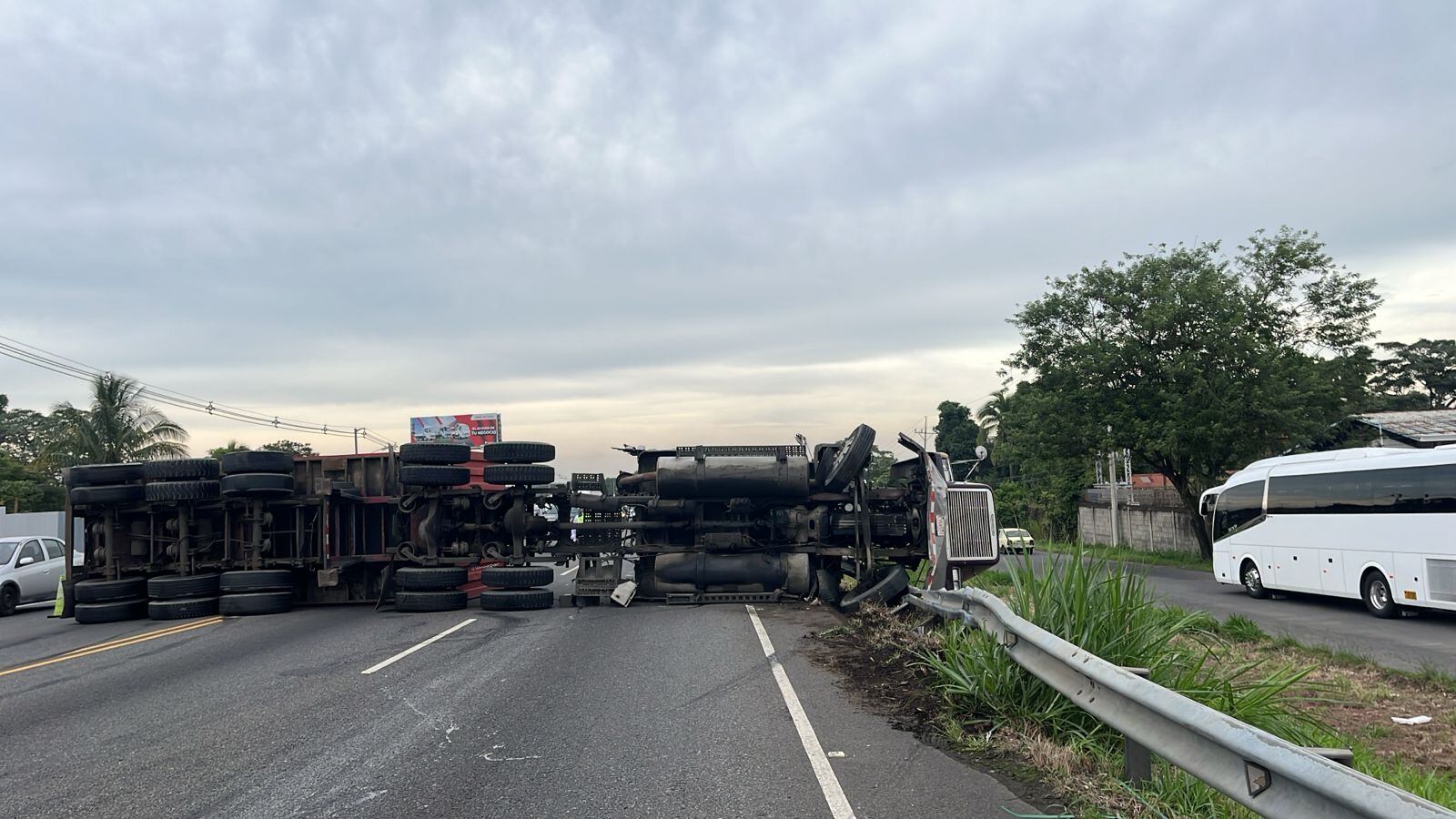 El vuelco de un camión en Villa Bonita, sobre la carretera Bernardo Soto, en sentido San José hacia Manolos, Alajuela es el responsable de las enormes presas que se registran desde la madrugada de este viernes 5 de setiembre. Foto: La Teja