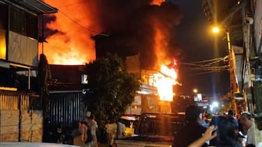 Bomberos rescatan a 10 personas durante incendio en vivienda de El Guarco