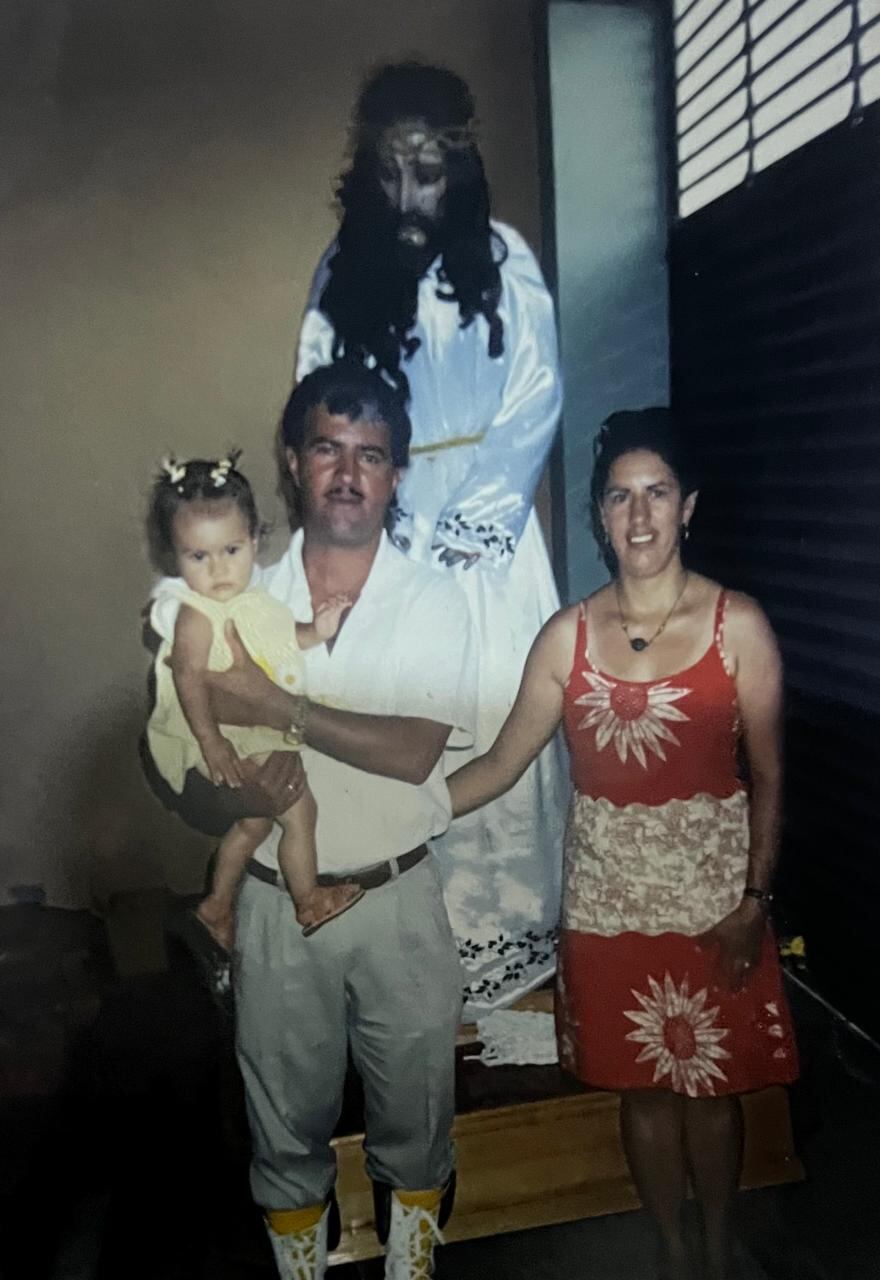 Efraín Quirós Vargas, tiene 57 años y desde los 8 forma parte de la Hermandad de Jesús Nazareno, una de las más tradicionales de todo Cartago. Este 2025 celebra con el corazón lleno de gratitud y amor a Dios sus 49 años como soldado romano. En la foto con su esposa Hellen y su hija Sharon Andrea.