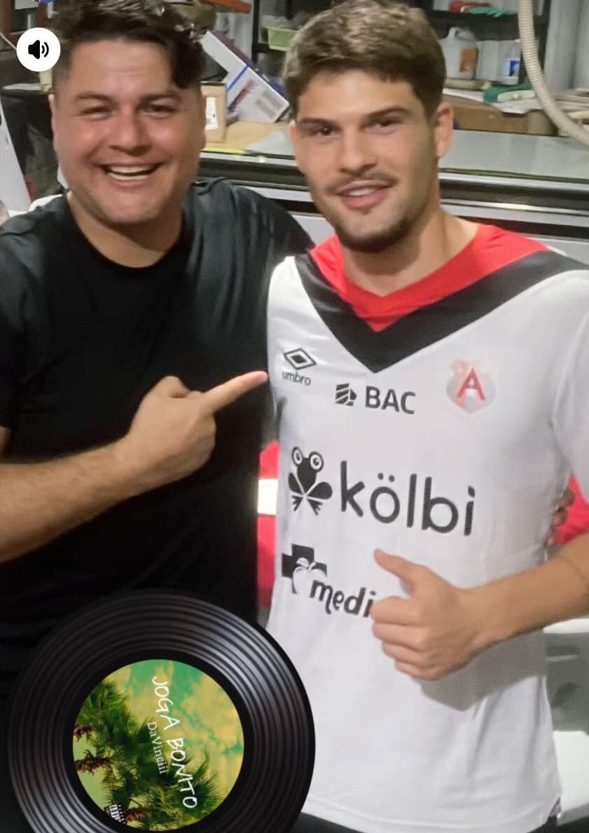 Una fotografía de Elián Quesada con la camiseta de Alajuelense ronda las red social X.