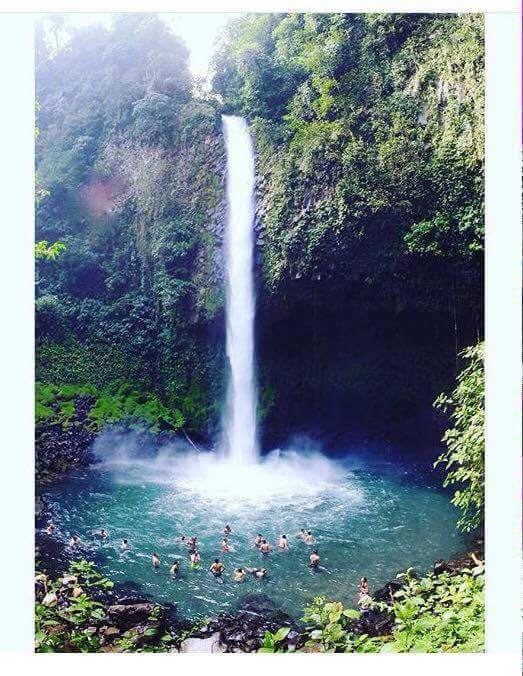La famosa Catarata Río La Fortuna, ubicada en San Carlos, acaba de entrar por primera vez al exclusivo grupo del 1% de los mejores destinos turísticos del mundo, reconocimiento otorgado por la plataforma Tripadvisor dentro de los premios “Travelers’ Choice Best of the Best 2026”.